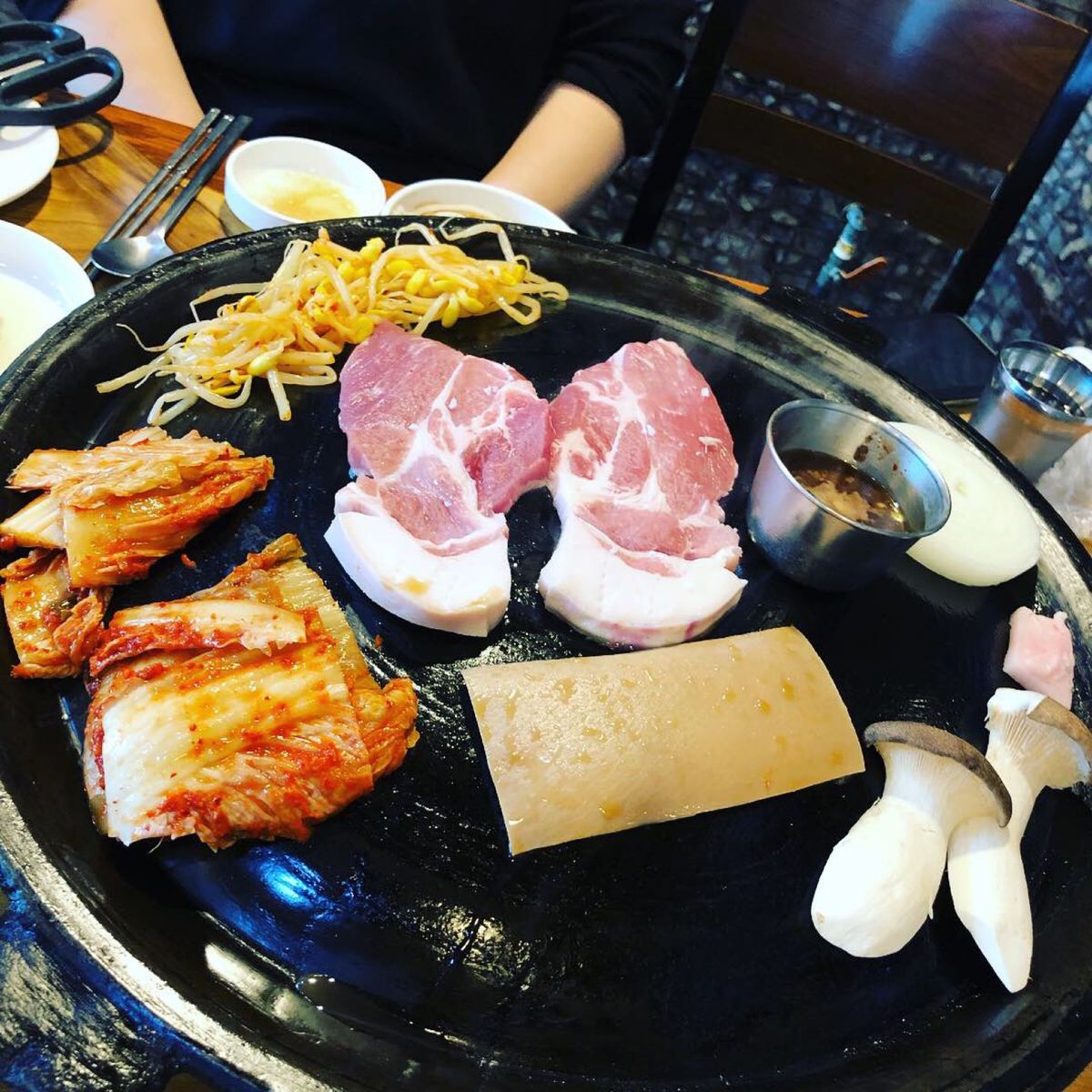 韓国仲間に紹介してもらった、地元の韓国女子とランチで제주흑돼지전문점(済州...