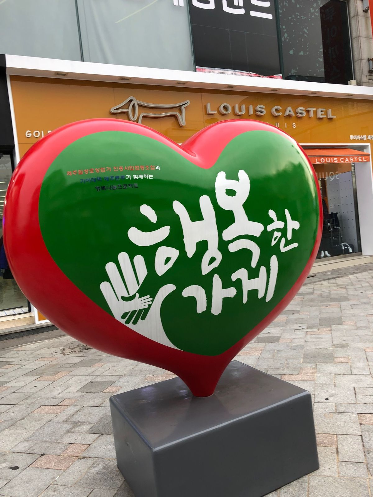 ホテル近くのカフェ2Fにある、ライブラリー。
東門市場に向かう途中の七星路...