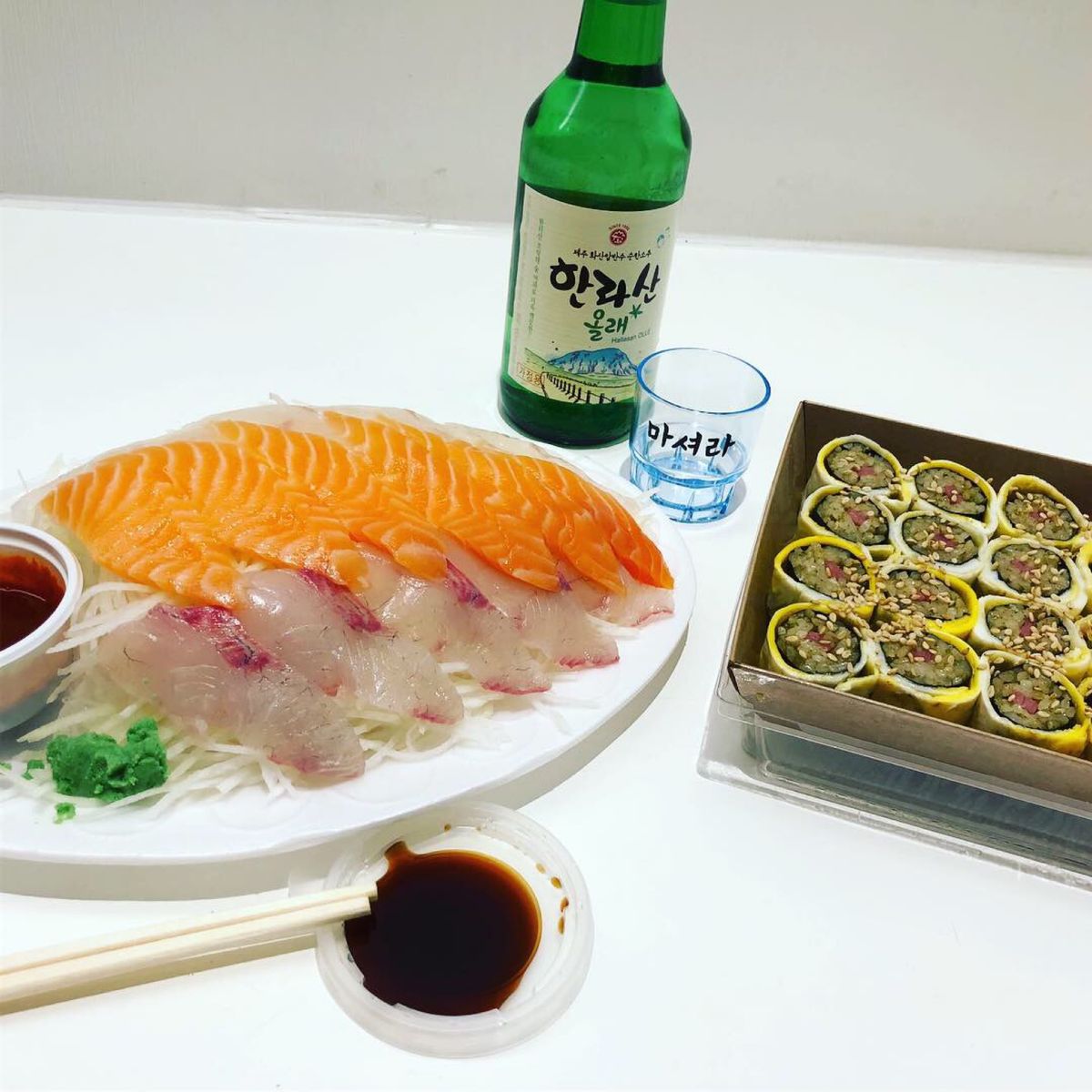 동문야시장(東門夜市場)
2日目の夕飯は夜市場で購入した、刺身と海苔巻きと...