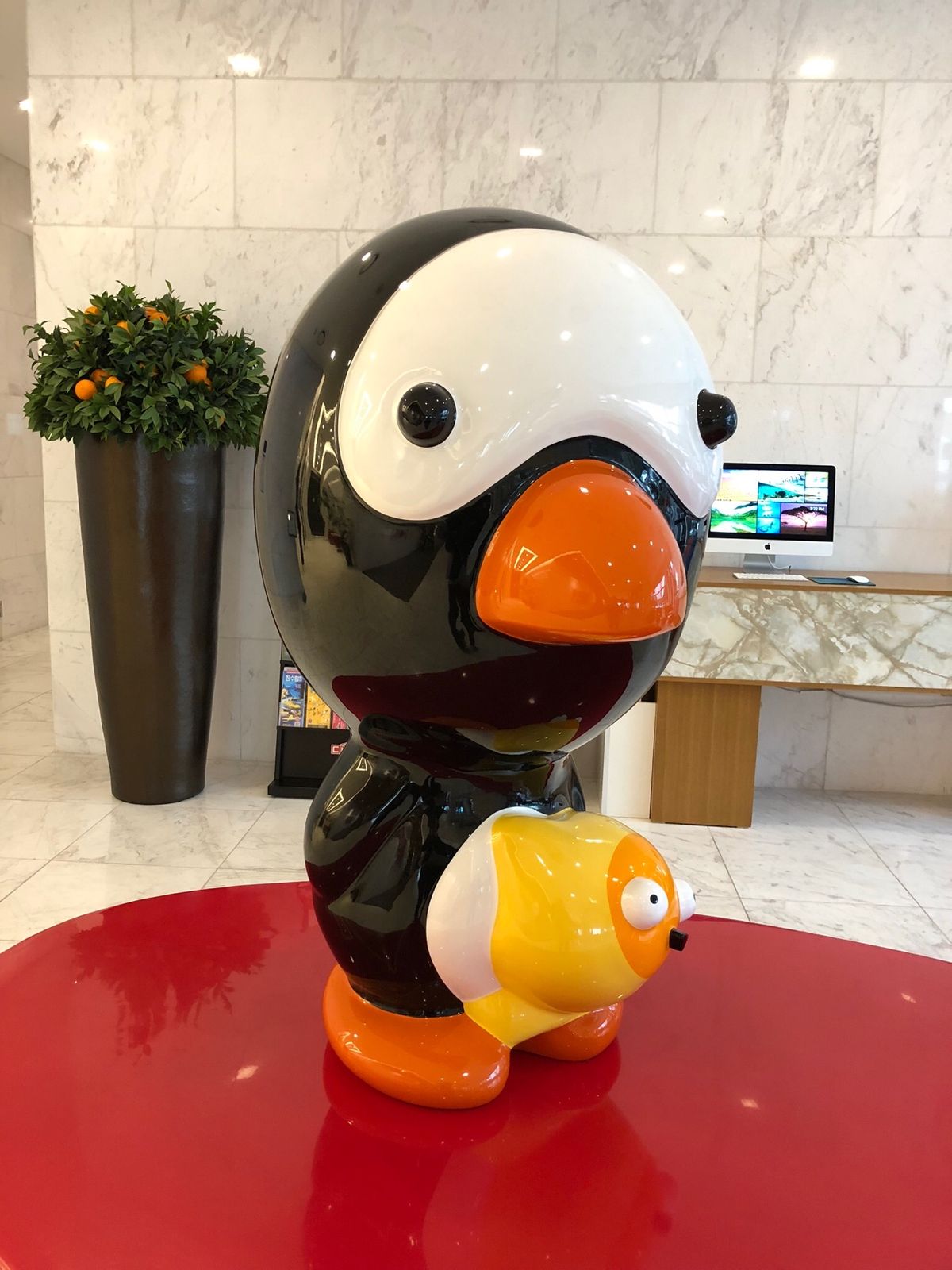 済州市内のホテルでお部屋はハーバービュー。
ホテルのロビーにあった、マスコ...