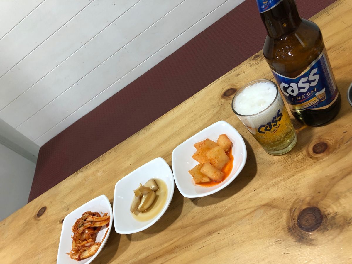 1日目の夕食は東門市場からホテルに帰る途中にあった、お店で고기국수(豚肉う...