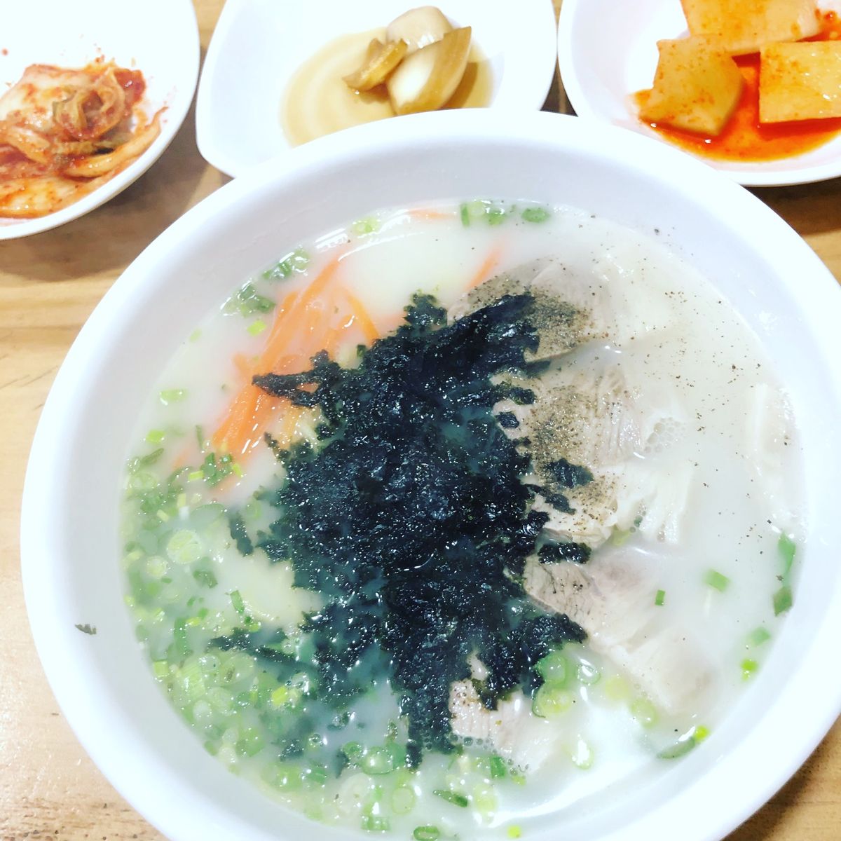 1日目の夕食は東門市場からホテルに帰る途中にあった、お店で고기국수(豚肉う...