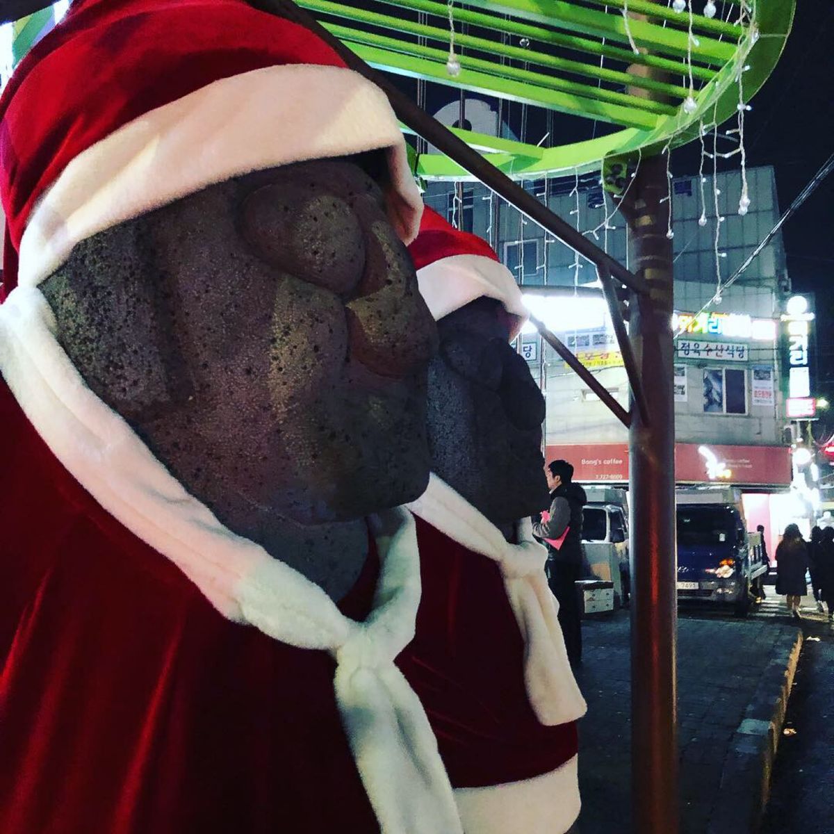 동문야시장(東門夜市場)
2日目の夕飯は夜市場で購入した、刺身と海苔巻きと...