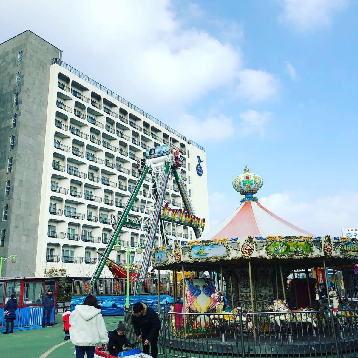 今回宿泊したホテルの近くにあった遊園地。
◯カチュウ⁉️の乗り物がピカピカ...