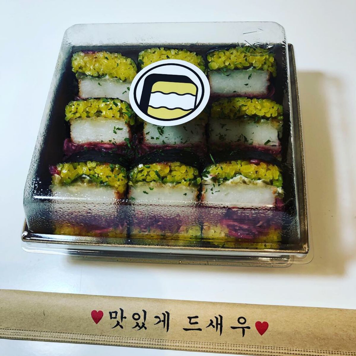 最終日の朝食はテイクアウト専門店で딱새우김밥(エビ海苔巻き)を購入。