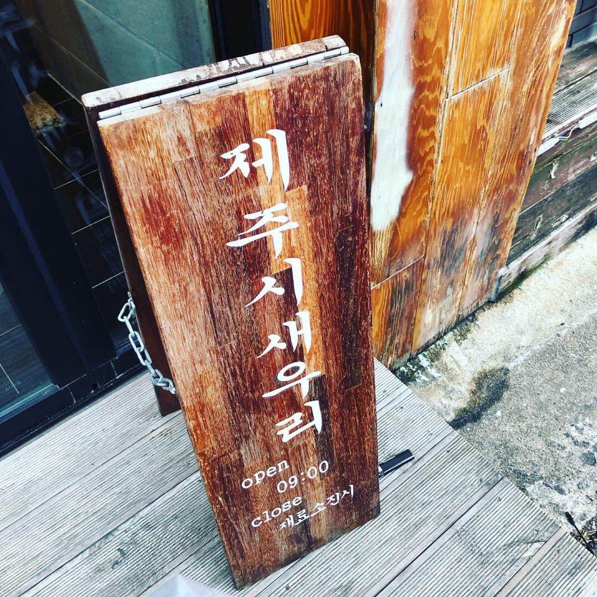 最終日の朝食はテイクアウト専門店で딱새우김밥(エビ海苔巻き)を購入。