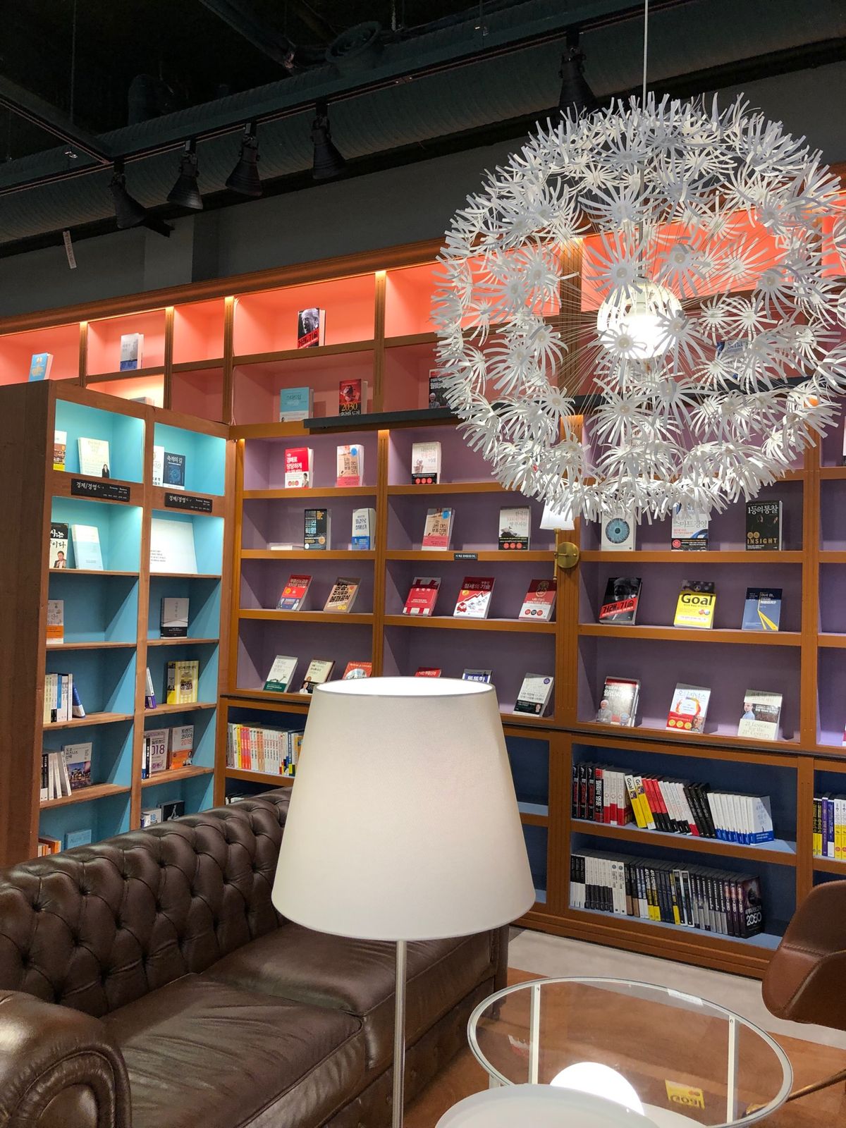 ホテル近くのカフェ2Fにある、ライブラリー。
東門市場に向かう途中の七星路...