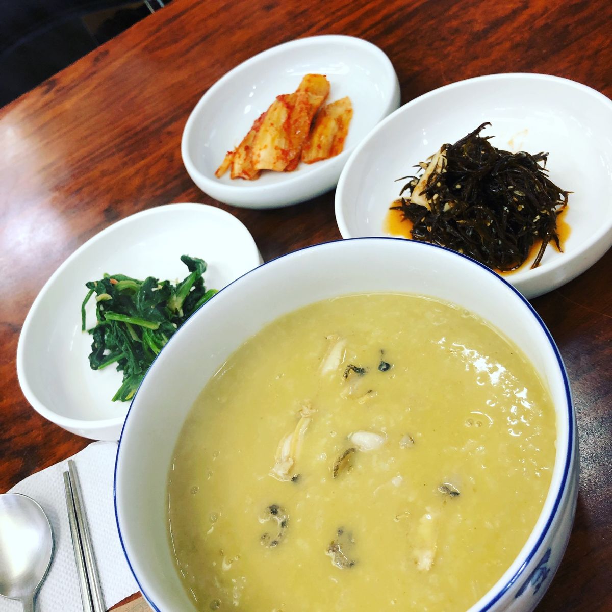 1日目の夕食は東門市場からホテルに帰る途中にあった、お店で고기국수(豚肉う...