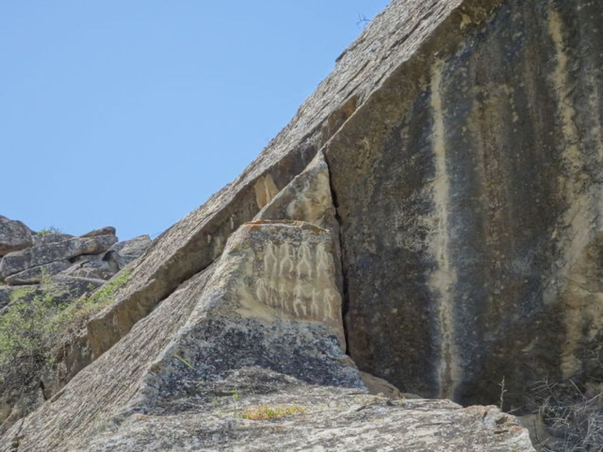 全ての写真は岩絵群で、人々、舟、牛や馬がわかります📷