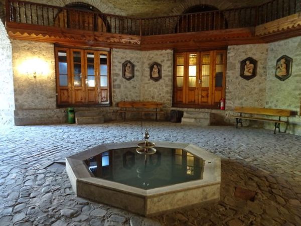 アゼルバイジャン・シェキ「世界遺産「シェキの歴史地区とハーンの宮殿」」の写真:1枚目と2枚目はキャラバンサライ、3枚目...