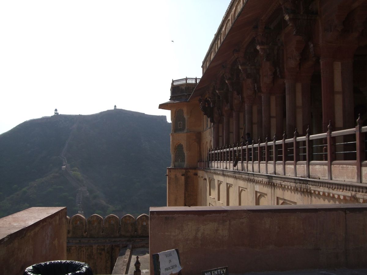 ジャイプル近郊の山の上にあるアンベール城　かつてのマハラージャの城塞　麓は...