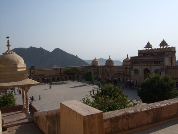 インド・ジャイプル「インド　ジャイプル」の写真：ジャイプル近郊の山の上にあるアンベール城...