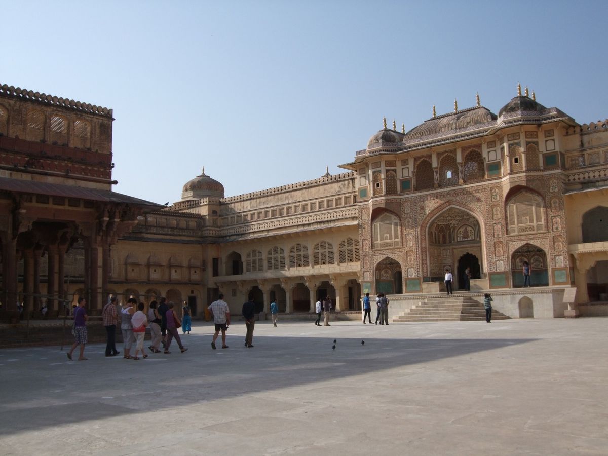 ジャイプル近郊の山の上にあるアンベール城　かつてのマハラージャの城塞　麓は...