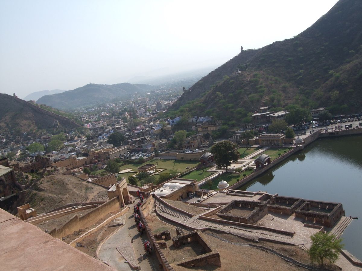 ジャイプル近郊の山の上にあるアンベール城　かつてのマハラージャの城塞　麓は...