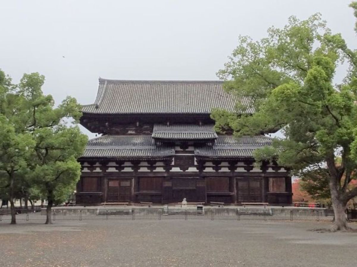 1枚目は五重塔と紅葉、2枚目は五重塔と瓢箪池、3枚目は五重塔と南大門、4枚...