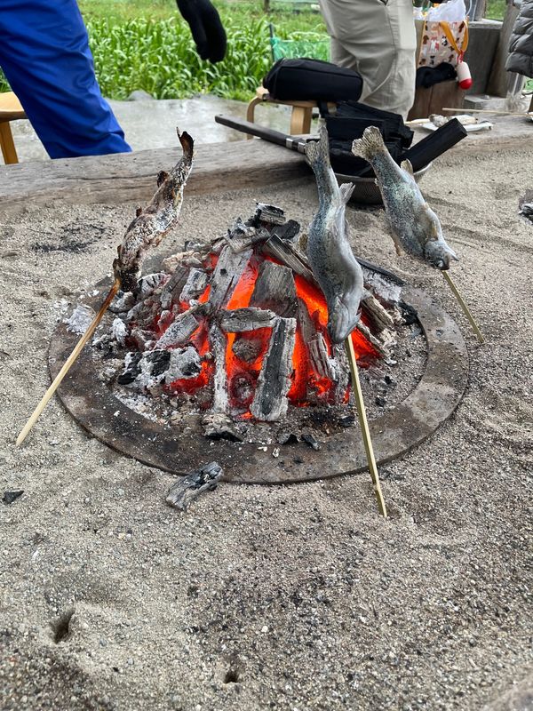 日本・那須「リゾナーレ那須」の写真：南ヶ丘牧場で雹が降る中ニジマスを釣り炭火...