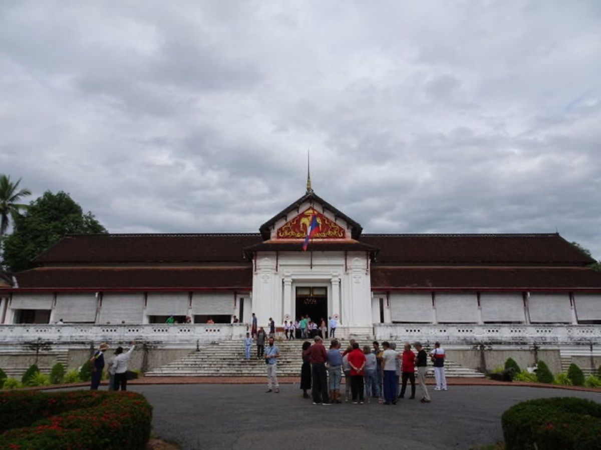 1枚目はワット・シェントーンの本堂、2枚目はルアンパバーン国立博物館の本館...