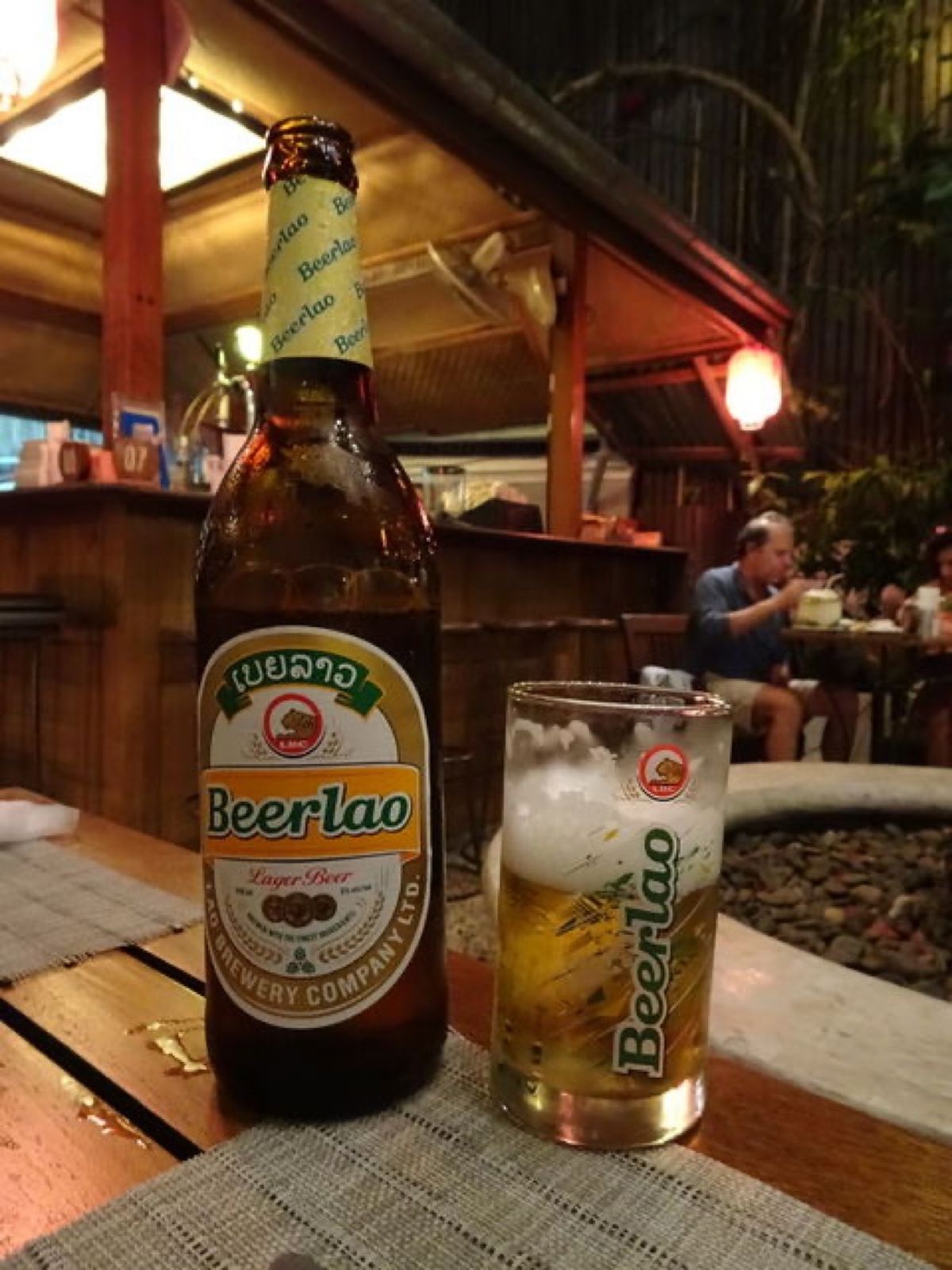 1枚目はモック・パーという料理で、ラオスではバナナの葉でくるんだ料理が多く...