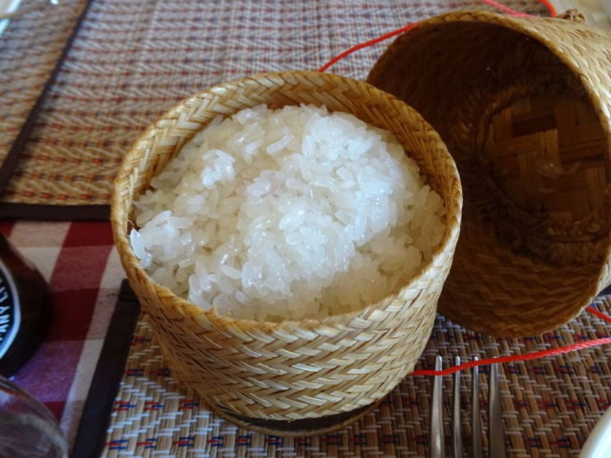 1枚目はモック・パーという料理で、ラオスではバナナの葉でくるんだ料理が多く...