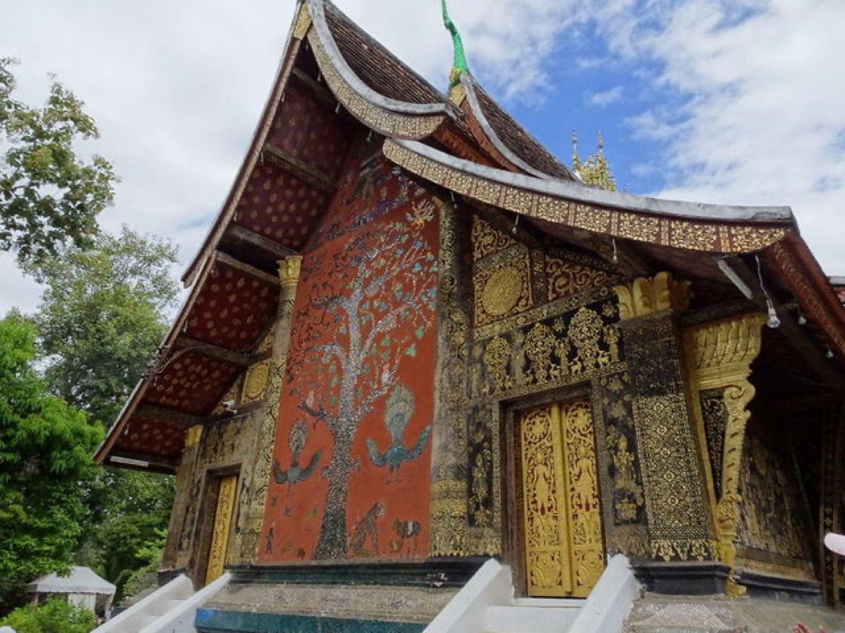 1枚目はルアンパバーン国立博物館のパバーン像安置祠、2枚目はワット・シェン...