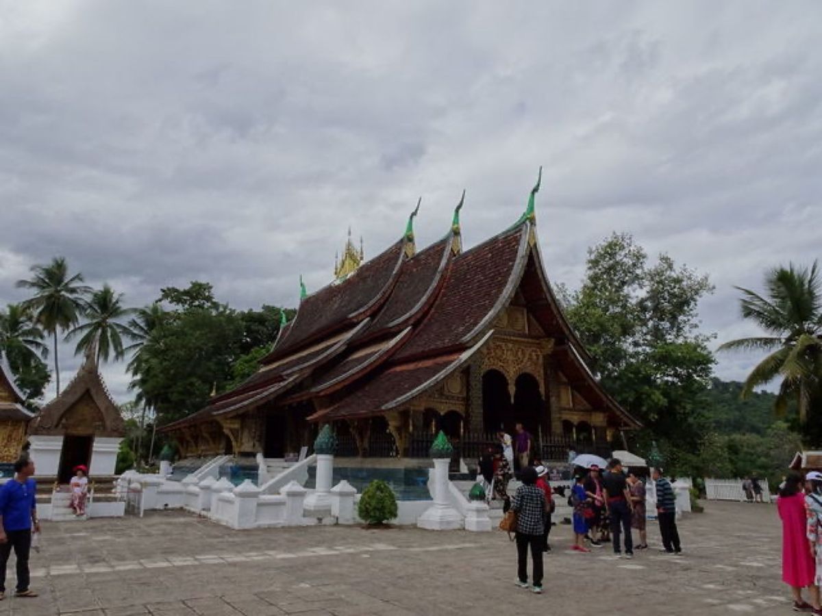 1枚目はワット・シェントーンの本堂、2枚目はルアンパバーン国立博物館の本館...