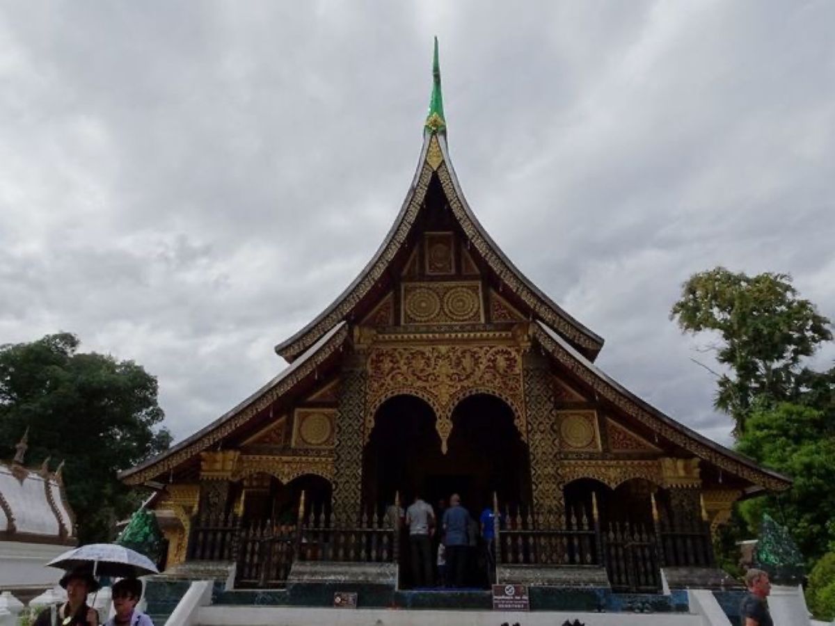 1枚目はルアンパバーン国立博物館のパバーン像安置祠、2枚目はワット・シェン...