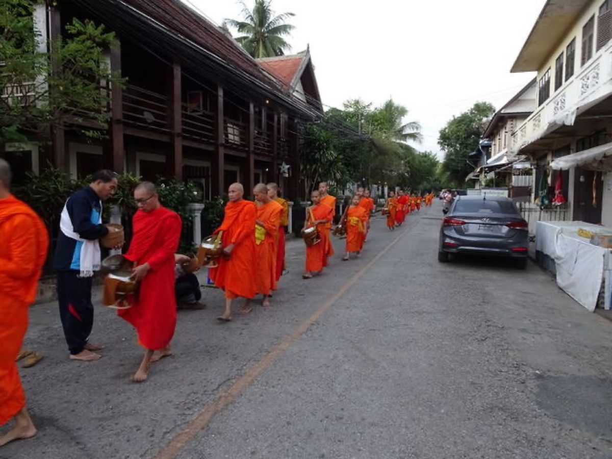 1枚目はワット・シェントーンの本堂、2枚目はルアンパバーン国立博物館の本館...