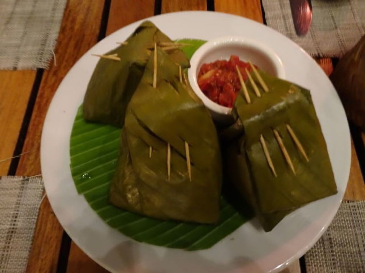 1枚目はモック・パーという料理で、ラオスではバナナの葉でくるんだ料理が多く...