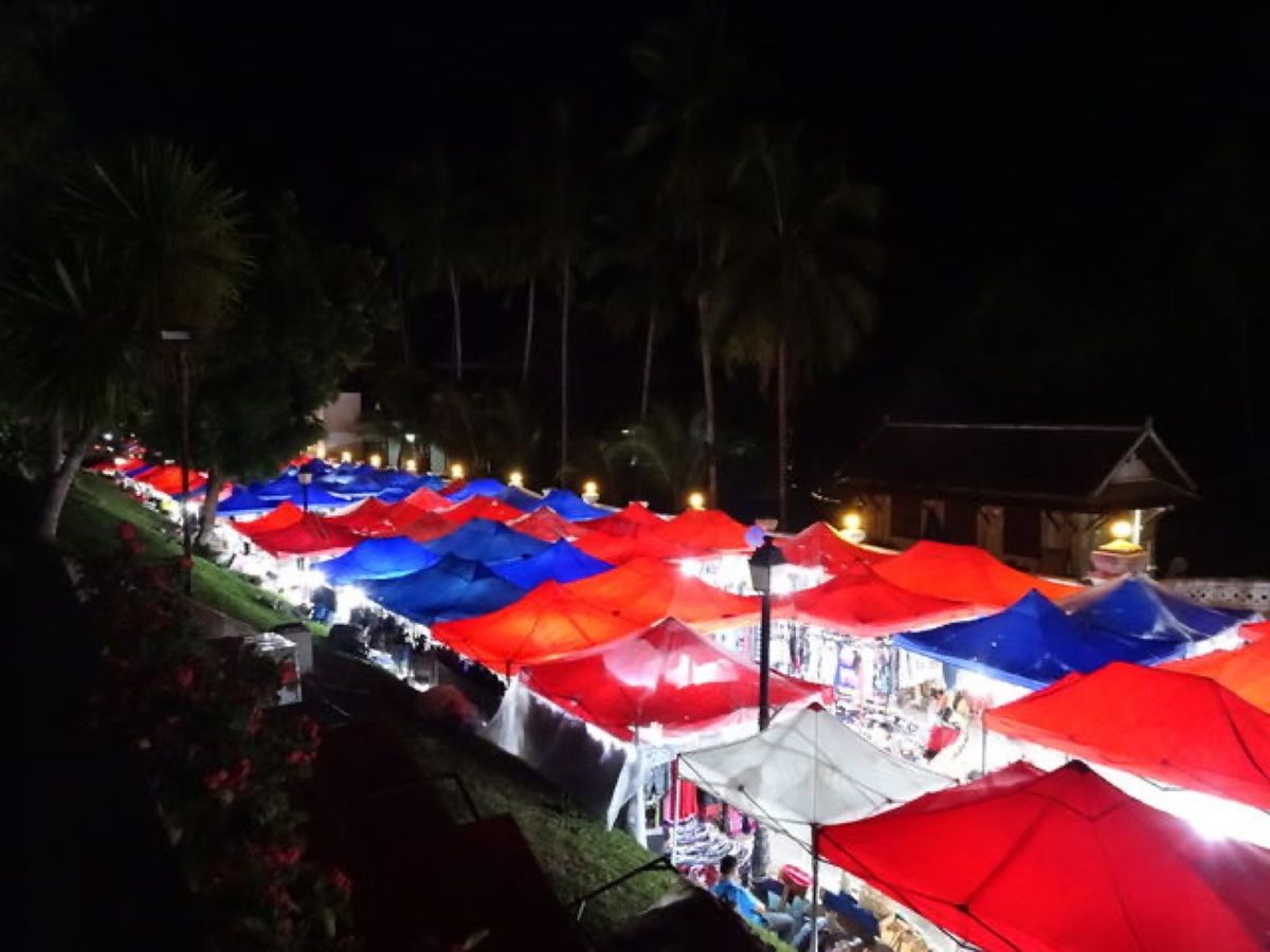 1枚目はワット・シェントーンの本堂、2枚目はルアンパバーン国立博物館の本館...