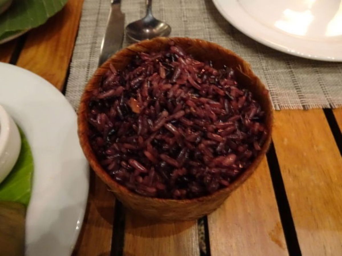 1枚目はモック・パーという料理で、ラオスではバナナの葉でくるんだ料理が多く...