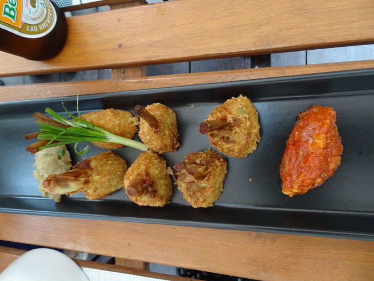 1枚目は代表的なラオス料理であるラープで、肉や魚にレモンやライム汁、香草等...
