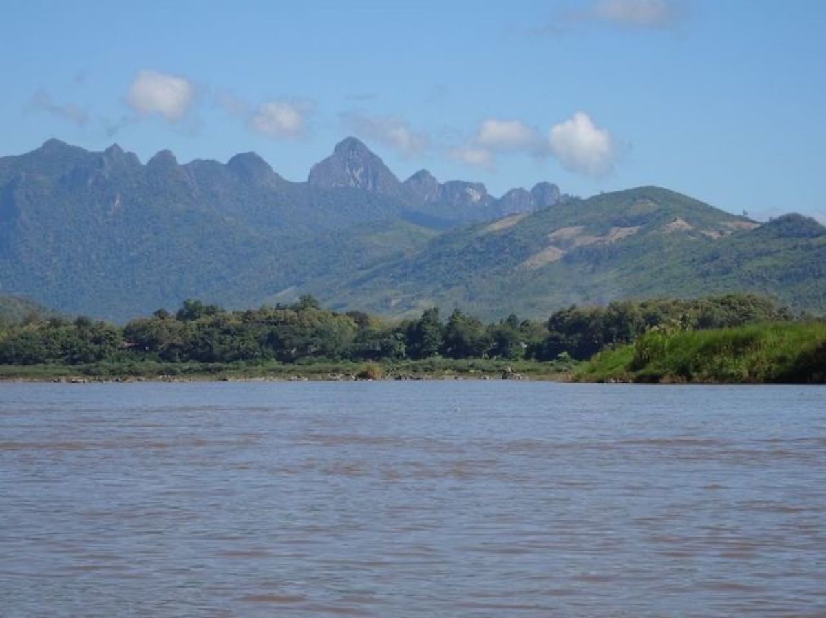 1枚目はクワーンシーの滝、2枚目はメコン川、3枚目はパークウー洞窟のタム・...