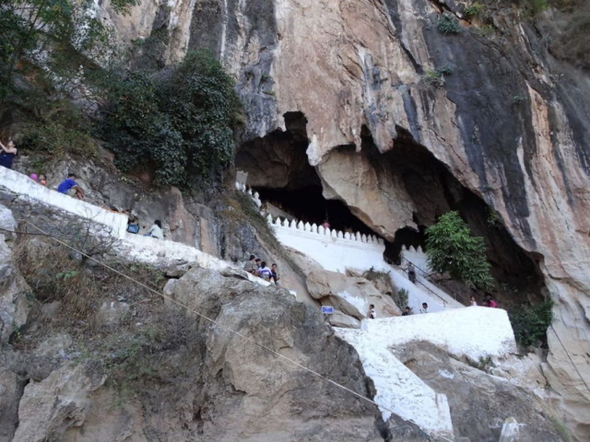 1枚目はクワーンシーの滝、2枚目はメコン川、3枚目はパークウー洞窟のタム・...