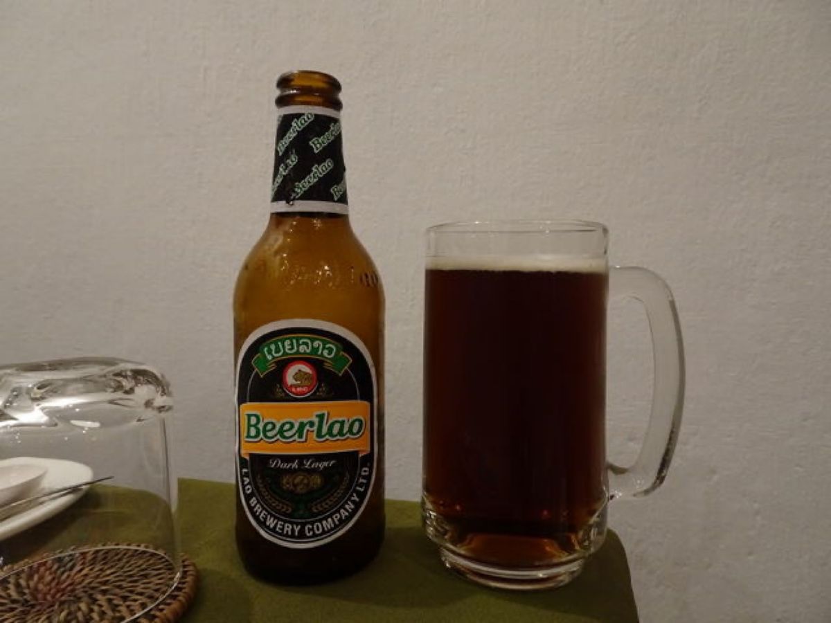 1枚目はビア・ラーオ・ダークで黒ビールです🍺
2枚目はカイ・ペーンという川...
