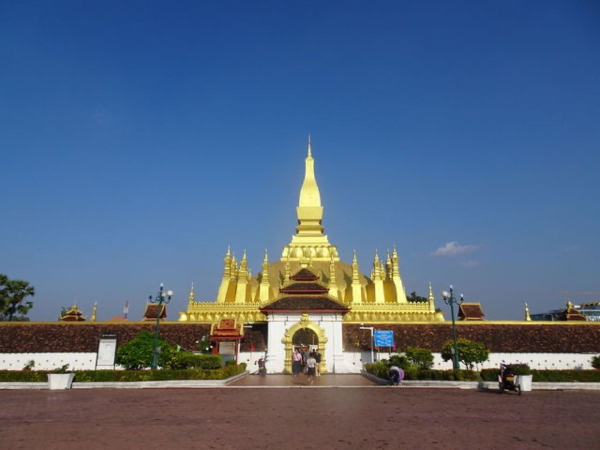 1枚目はタート・ルアン、2枚目はパトゥーサイ、3枚目はワット・シーサケート...