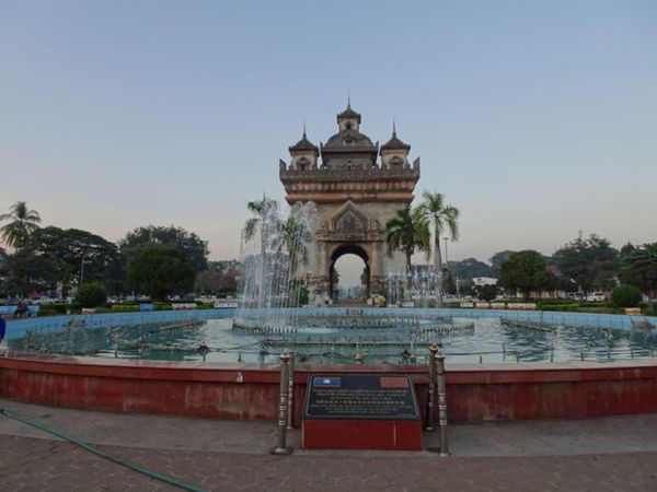 ラオス人民民主共和国・ビエンチャン「ビエンチャン(ラオス)」の写真:1枚目はパトゥーサイ公園から見たパトゥー...