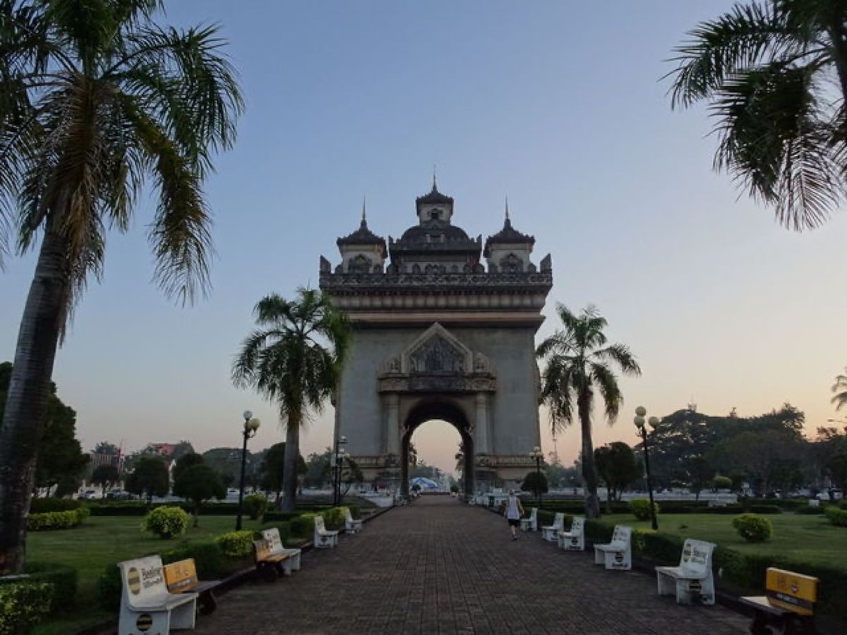 1枚目はタート・ルアン、2枚目はパトゥーサイ、3枚目はワット・シーサケート...