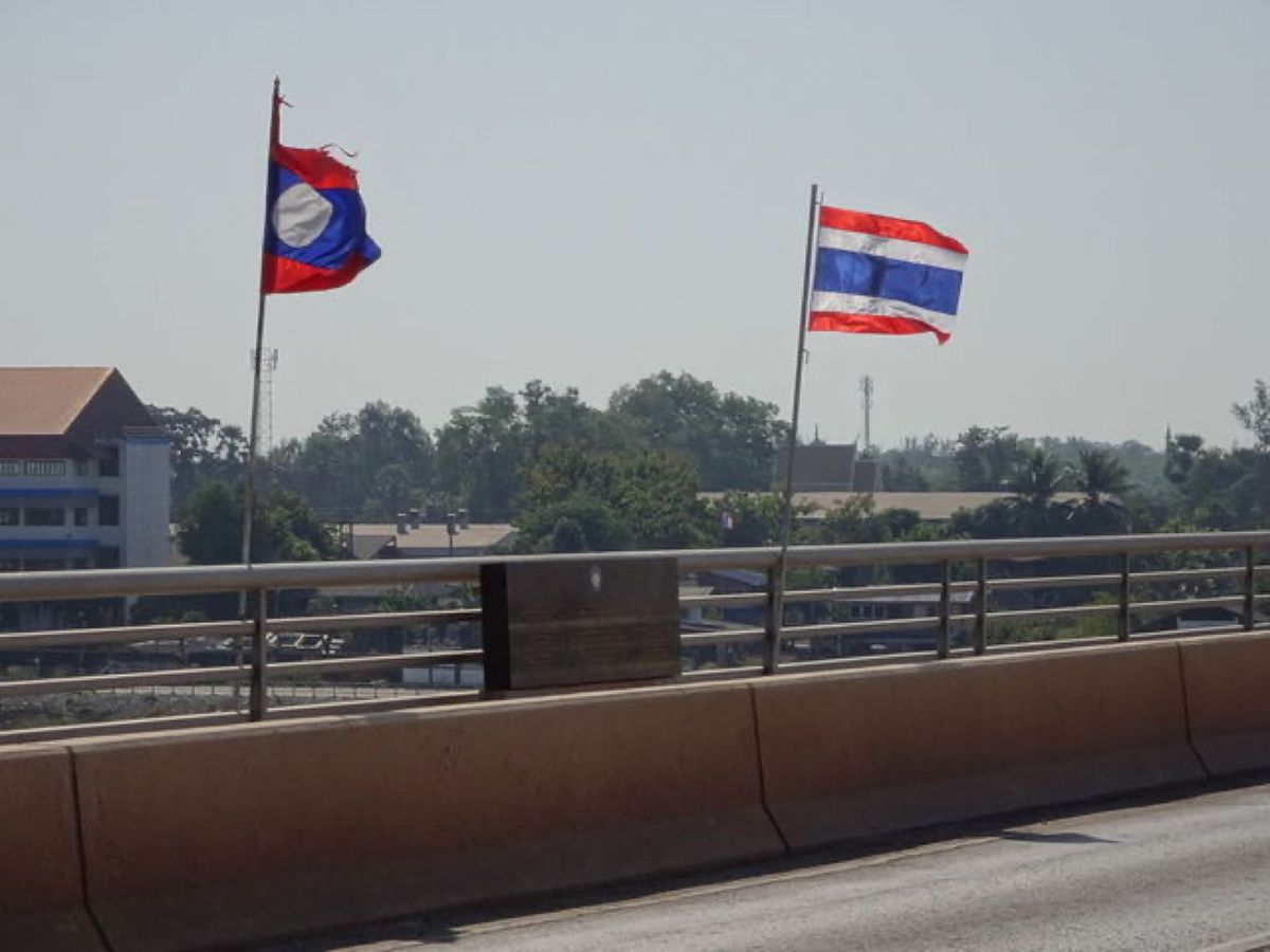 1枚目はタート・ルアン、2枚目はパトゥーサイ、3枚目はワット・シーサケート...