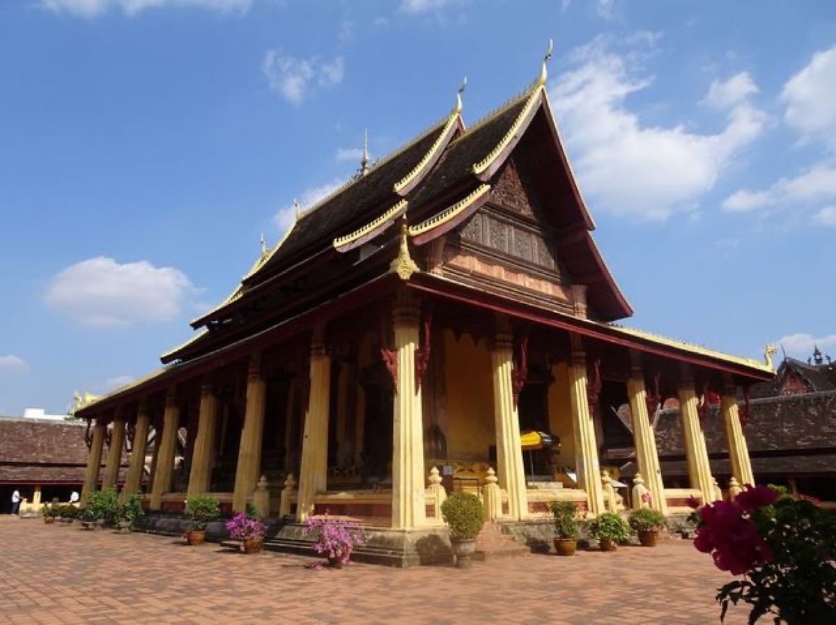 1枚目はタート・ルアン、2枚目はパトゥーサイ、3枚目はワット・シーサケート...