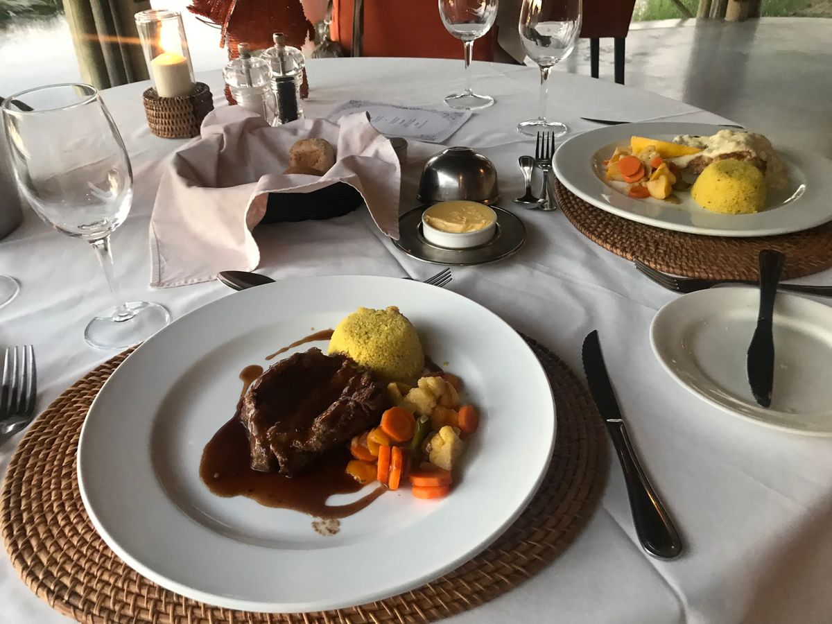 Onguma Bush campは二食付きでご飯も美味しいです。日本円でだ...