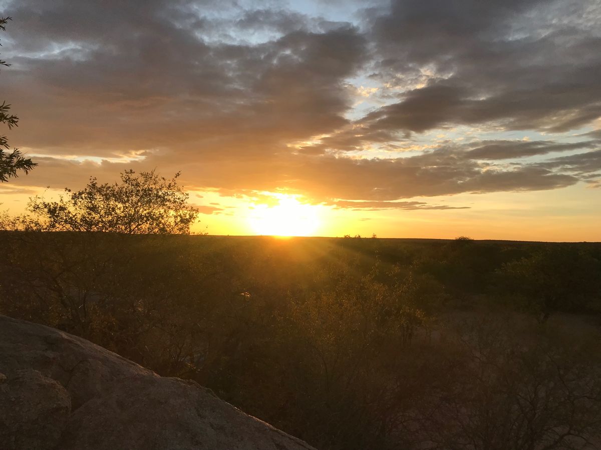 このエリアは大きな岩場を中心としたゲストハウス、キャンプ地とヒンバの人達の...