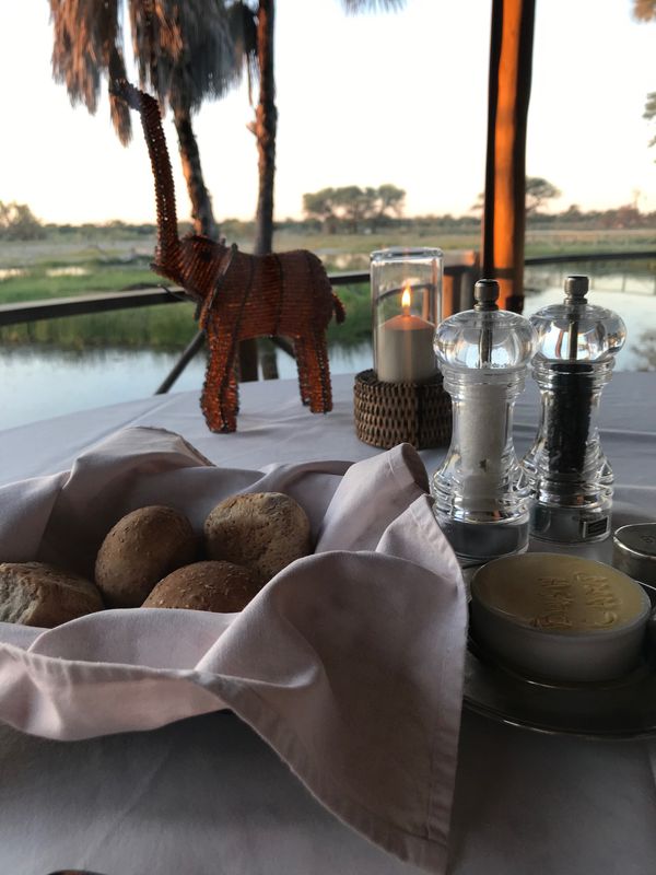 ナミビア・ウィントフック「ナミビア ドライブ旅」の写真：Onguma Bush campは二食付...