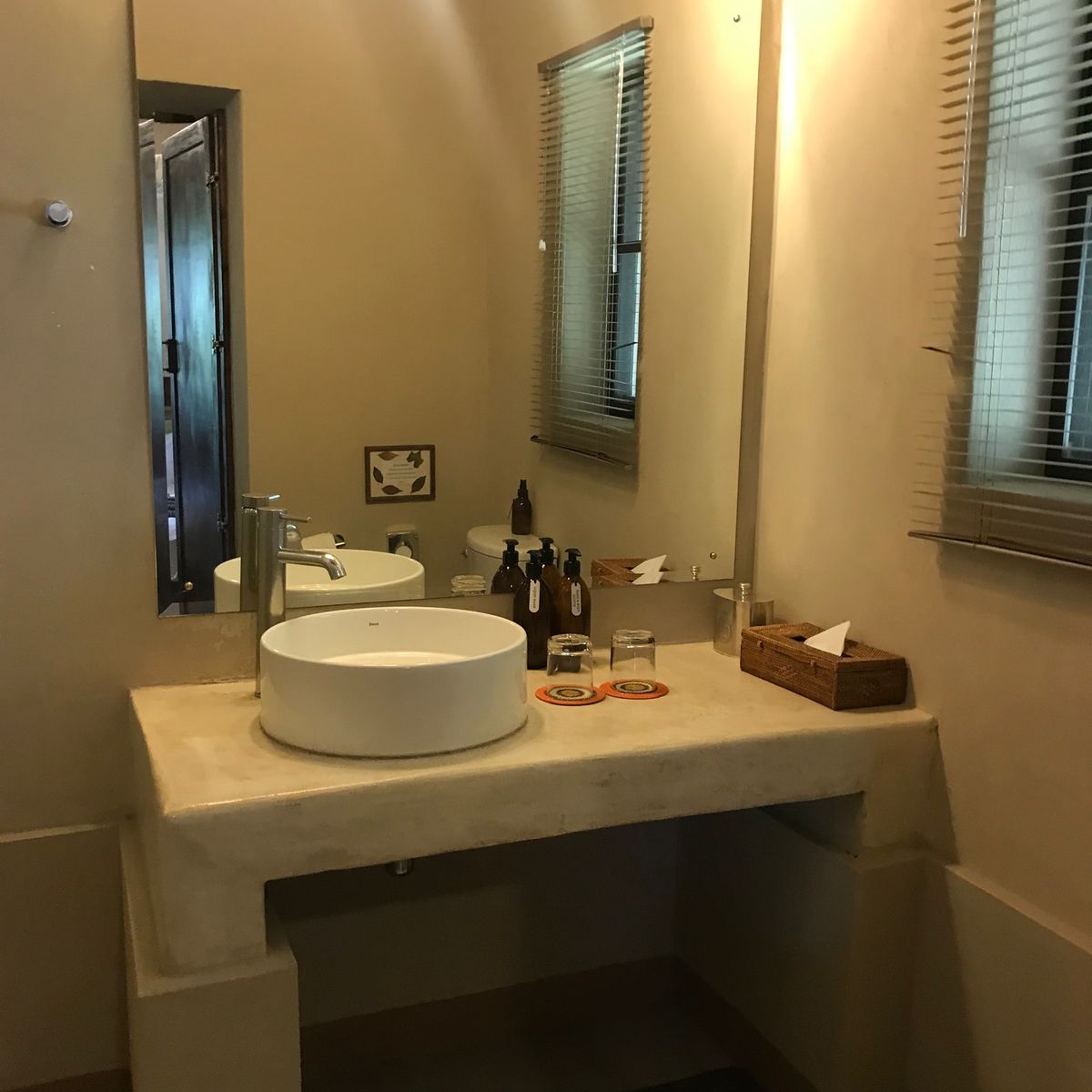 エトーシャ国立公園を出てすぐゲートがあり、敷地内の道でホテルまで行ける。オ...