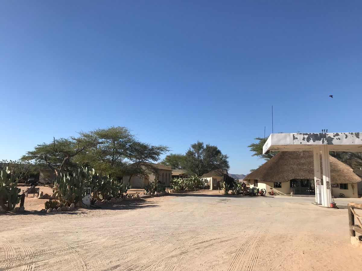 セスリムからスワコップムントへの憂鬱な悪路の最中にあるオアシス的なサービス...