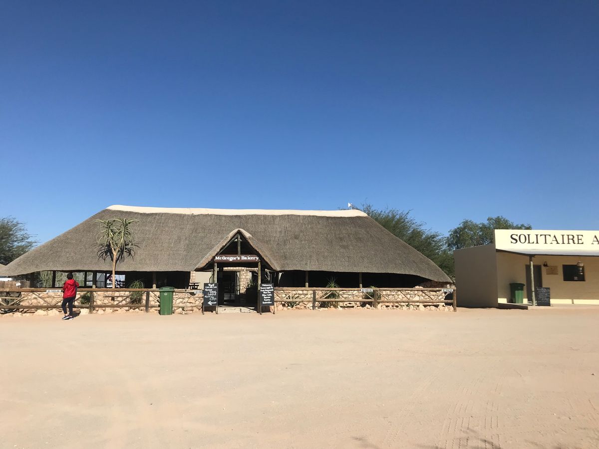 セスリムからスワコップムントへの憂鬱な悪路の最中にあるオアシス的なサービス...