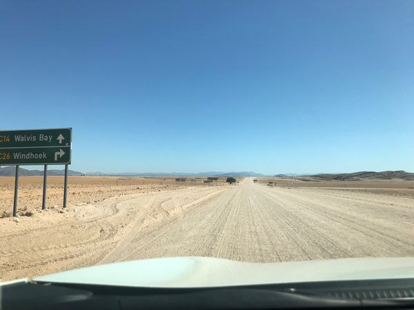 ナミビア・ウィントフック「ナミビア ドライブ旅」の写真：セスリムからスワコップムントの方向、ウォ...