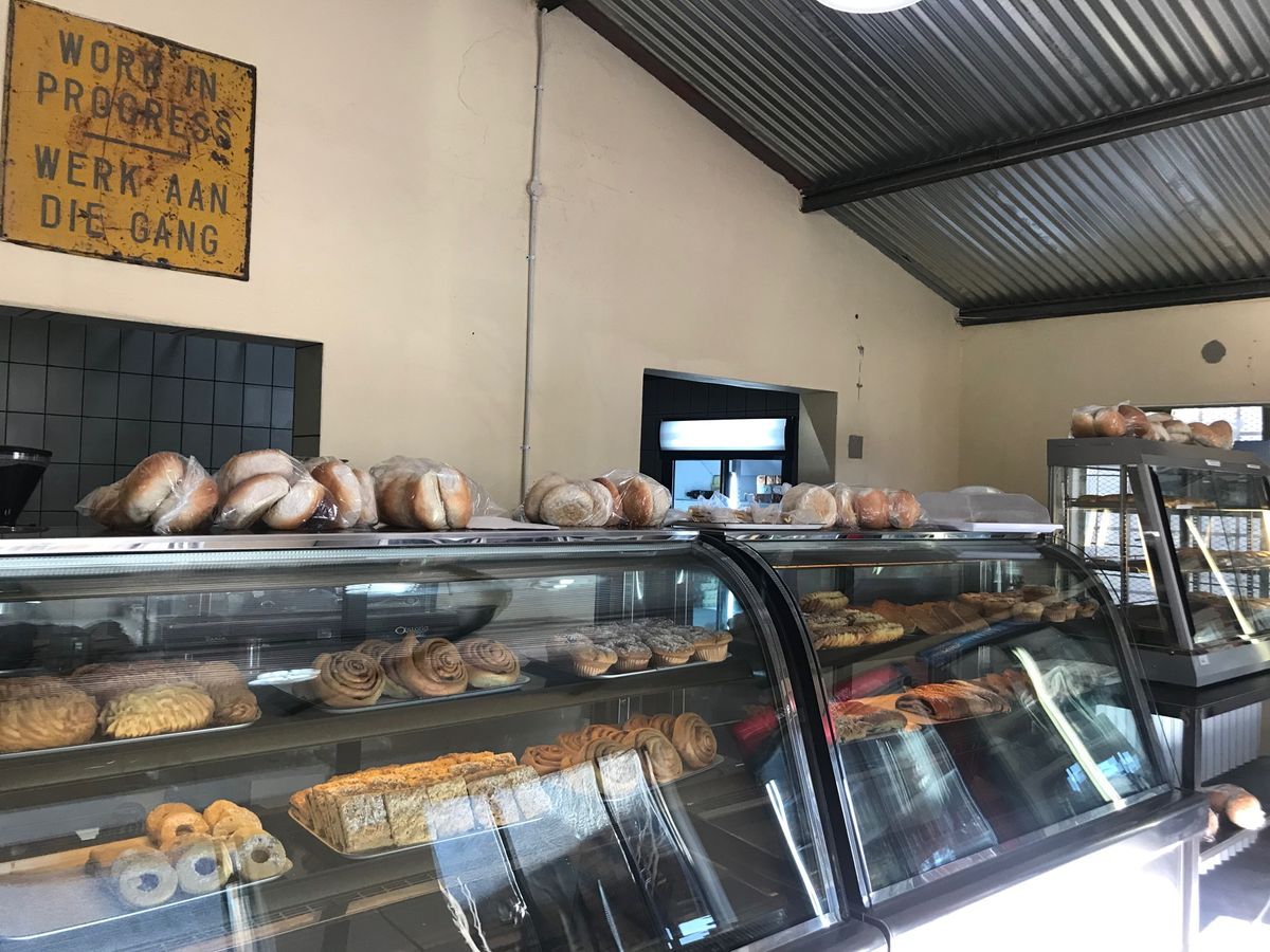 セスリムからスワコップムントへの憂鬱な悪路の最中にあるオアシス的なサービス...