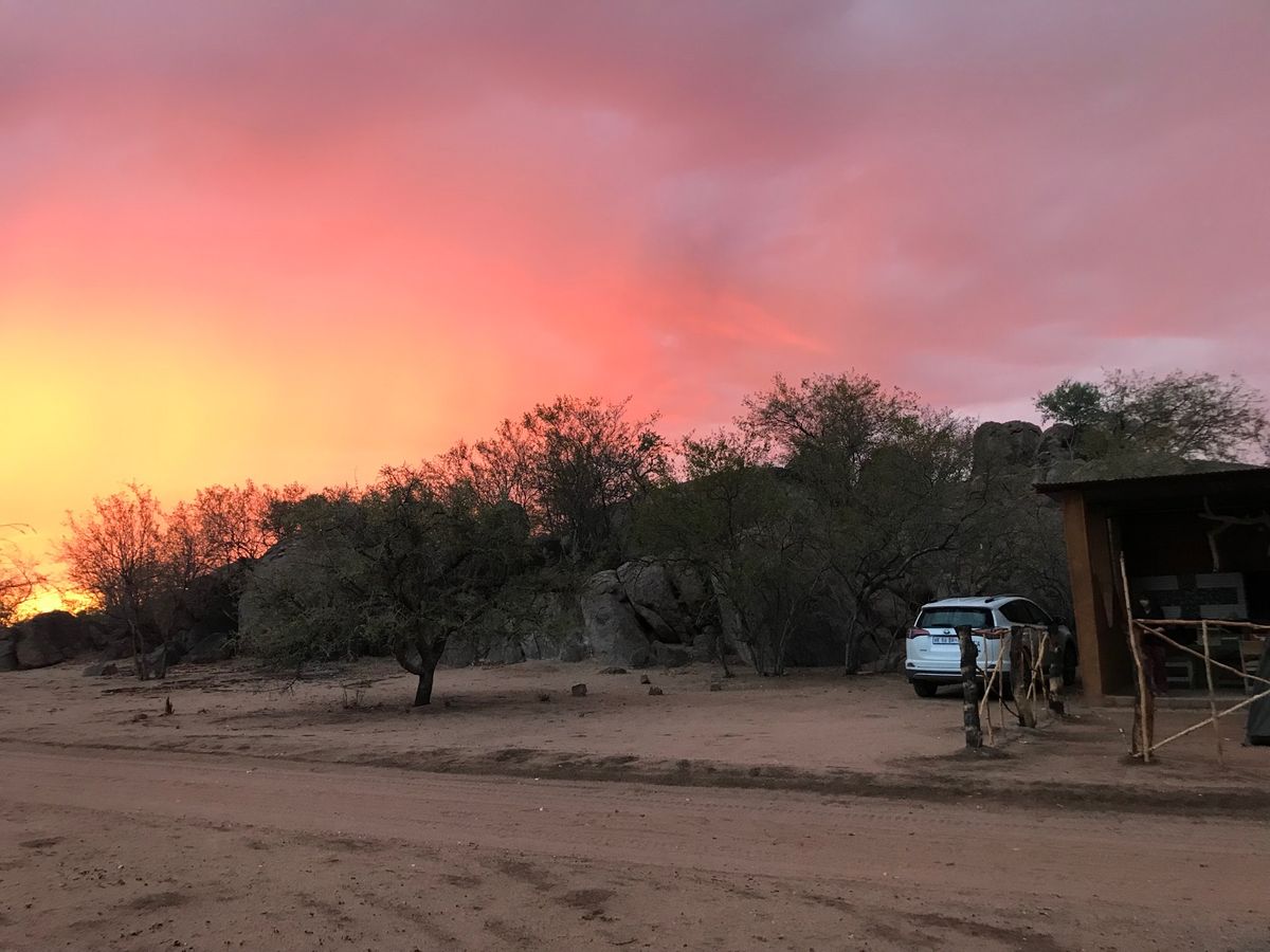 このエリアは大きな岩場を中心としたゲストハウス、キャンプ地とヒンバの人達の...