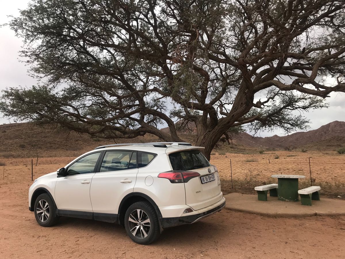 ナミビアの主幹道路は舗装されており、何もないけど景色の良いところに休憩ので...
