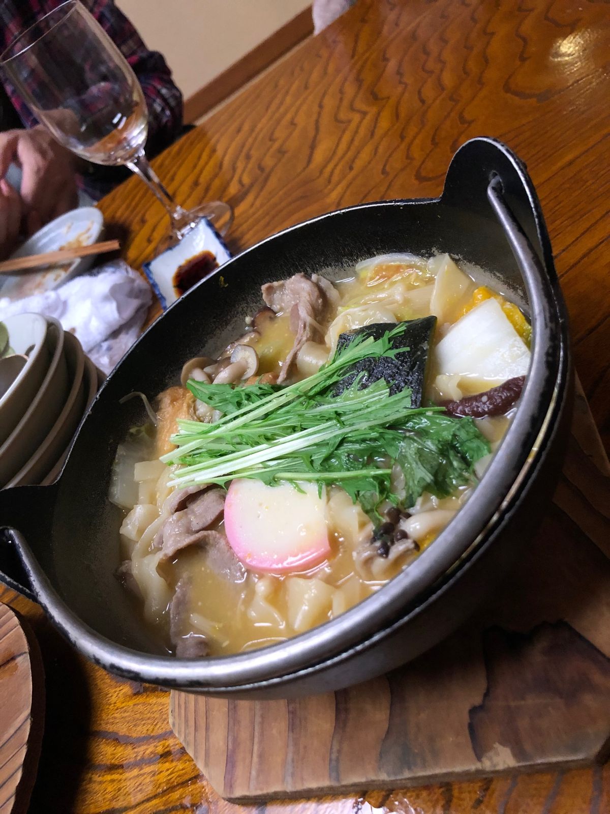 ホテル近くの居酒屋で夕食。
馬刺しに馬レバ刺し、ほうとうも。
どれも凄く美...